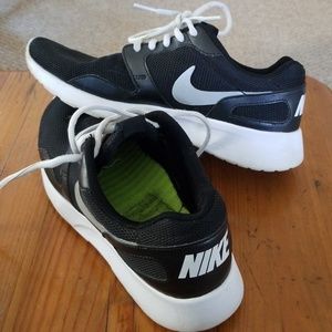 Lightly worn nike sneakers